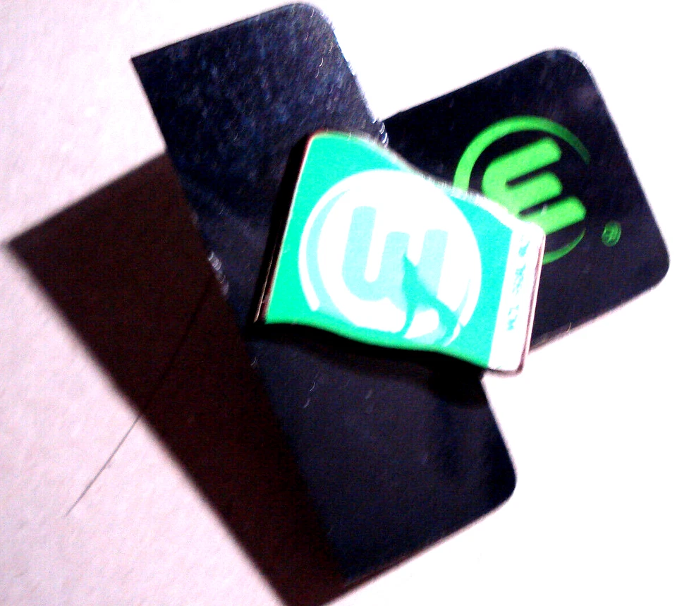 Pin/Anstecker Wehende Fahne  VFL Wolfsburg  Fussball Fanartikel - Bild 1 von 1