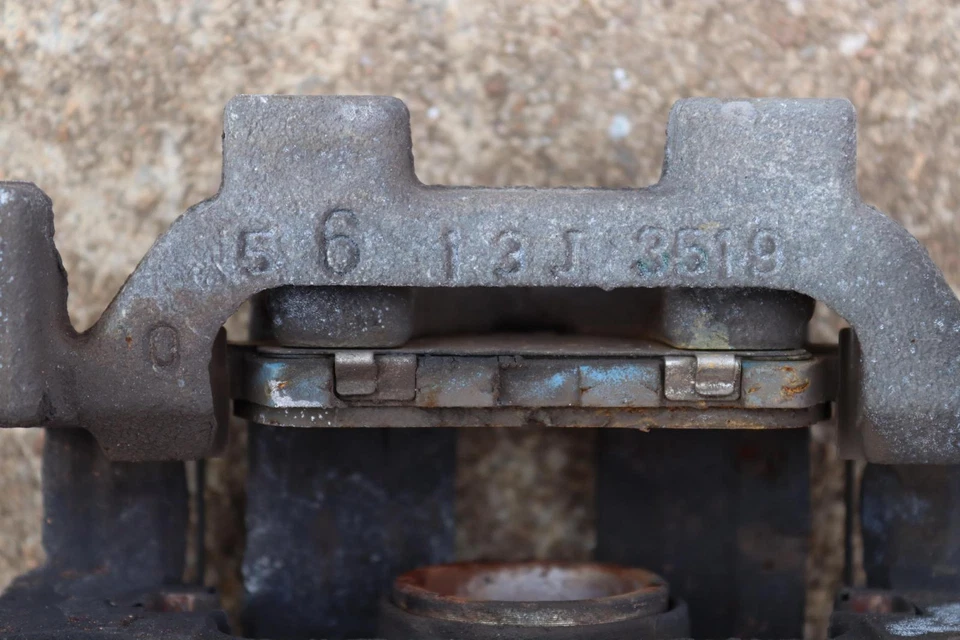 Pinza de freno trasera izquierda Infiniti FX35 FX37 FX50 QX70 2010-2013 OEM Foto 3 de 4