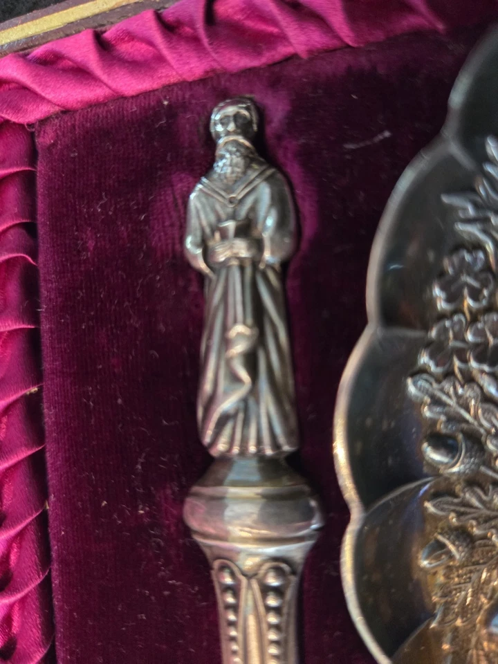 Juego de 2 cucharas para servir antiguas de plata con patrón de fruta en relieve Apóstol de 9,5 pulgadas Foto 3 de 4