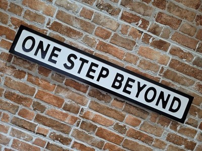 Madness inspiriert One Step Beyond Musik Text Vintage Straßenschild