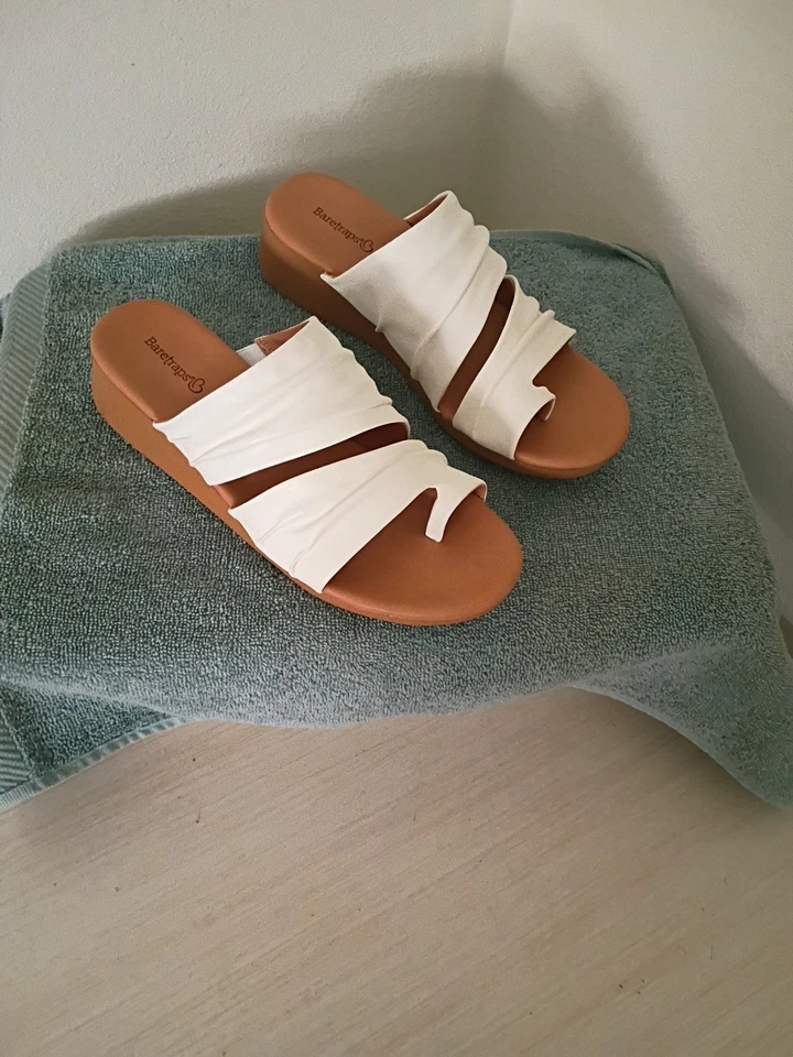 Новый Baretraps Venus белый с открытым носком на танкетке сандалии двойной ремень детали размер 8,5 - Изображение 2 из 4