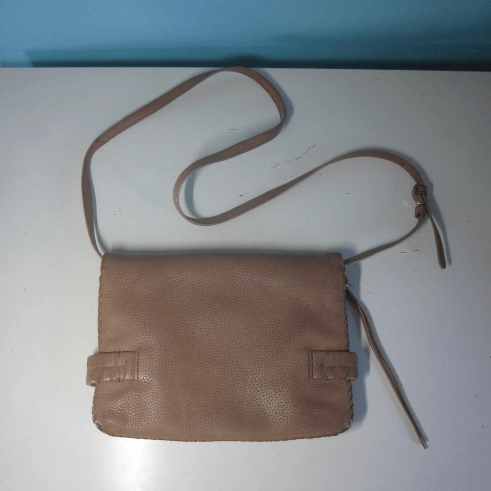 Cartera Bandolera Allsaints Club Mediana Bolso sin asas Cuero Guijarro Tostado Foto 4 de 4