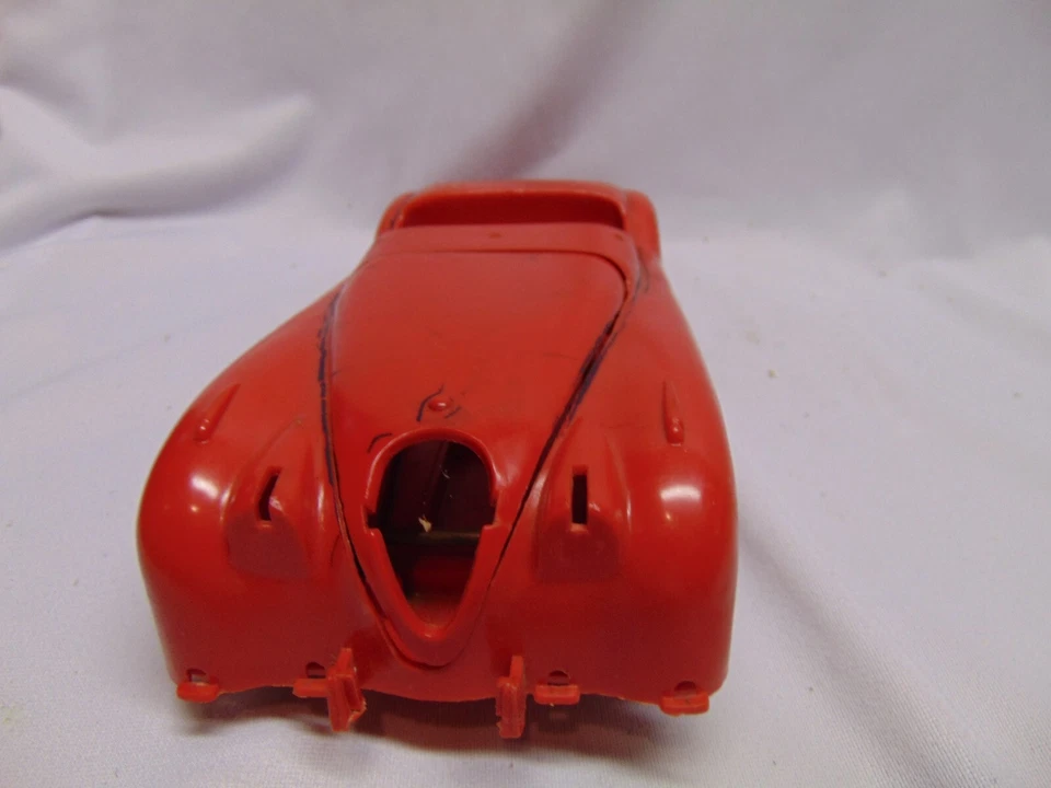 Coche modelo Jaguar vintage plástico rojo para piezas 12" x 4" x 3" Foto 2 de 4
