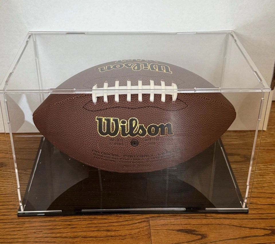 Fútbol americano firmado por Tom Brady con vitrina etiquetada personalizada y certificado de autenticidad Foto 2 de 4