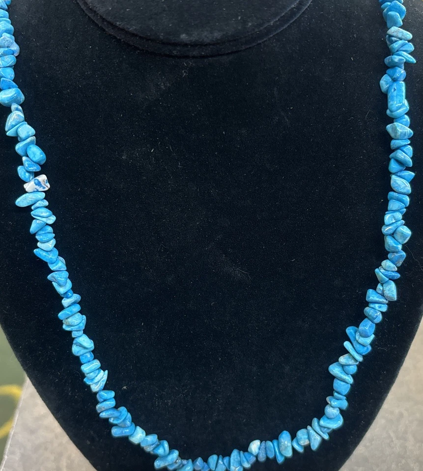 Cuentas de chip Howelita turquesa "teñidas" hebra de 36 pulgadas Foto 3 de 3