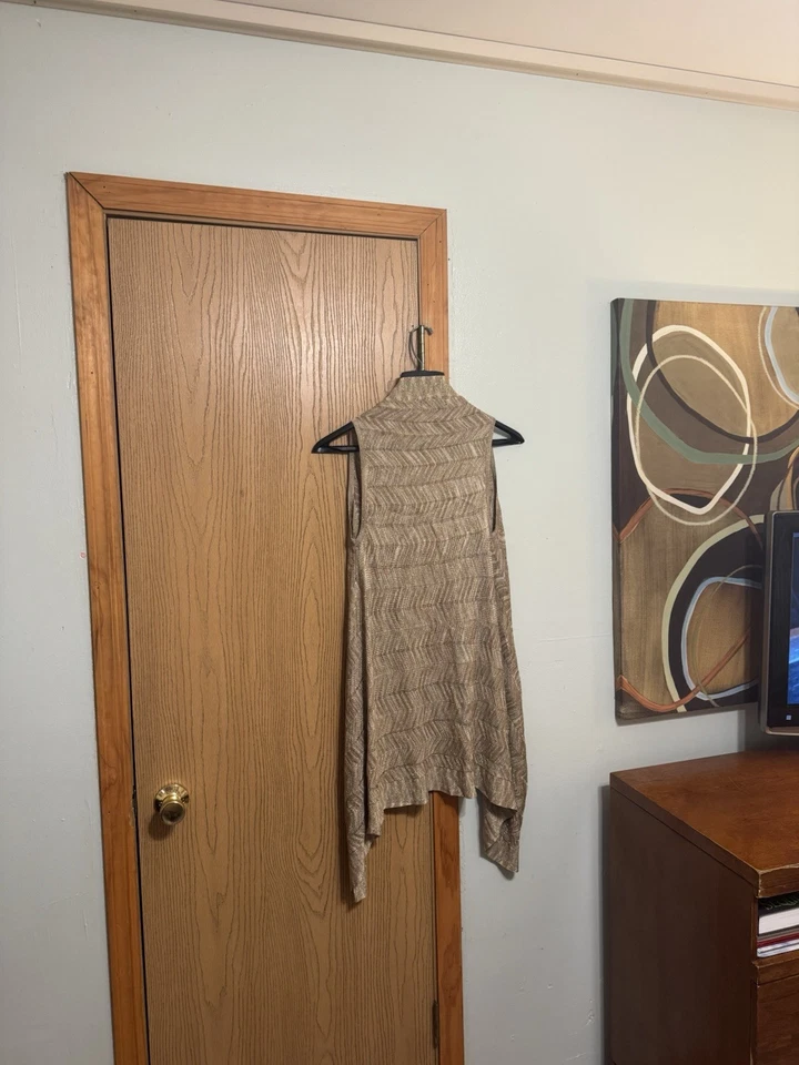 Cárdigan Inc. International Concepts pequeño metálico dorado sin mangas frente abierto Foto 2 de 3