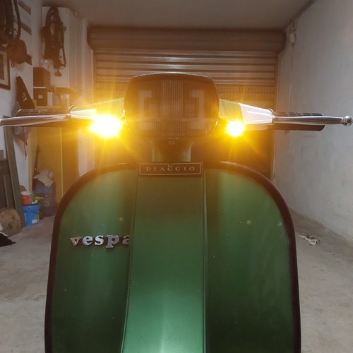 KIT LED FRECCE ANTERIORE E POSTERIORE VESPA 50 SPECIAL - Foto 6 di 9