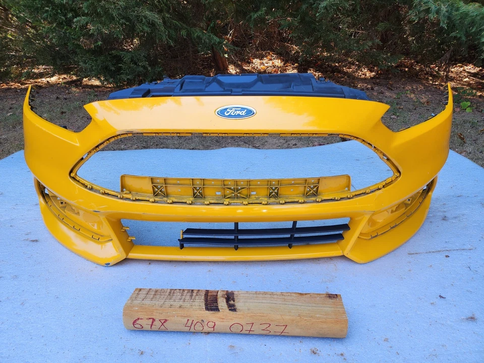 Cubierta del parachoques delantero Ford Focus ST 2015-2018 OEM. SIN ENVÍO.  Foto 2 de 4