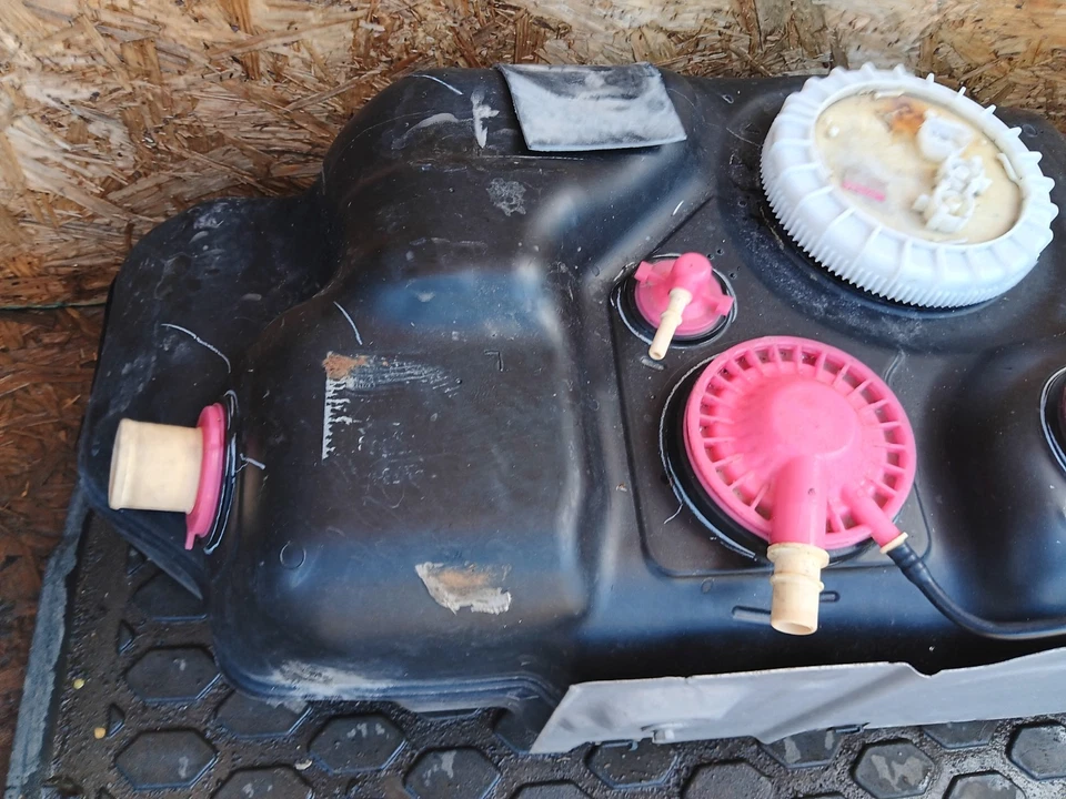 OEM 2014 Toyota 4Runner 4.0L FUEL GAS TANK RESERVOIR Foto 4 de 4