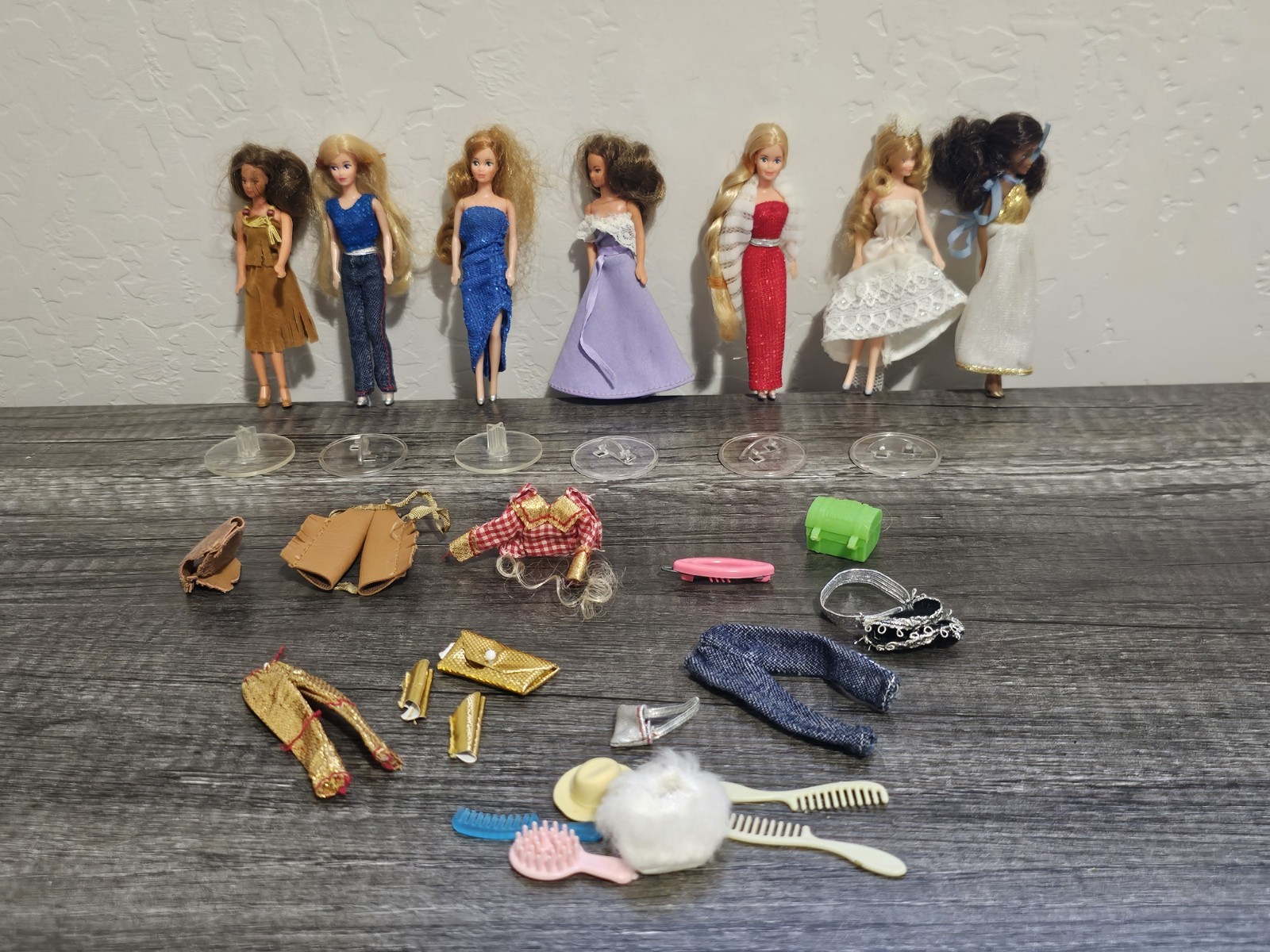 Lot Of 7 1981 Glamour Gals Dolls And Accessories  V