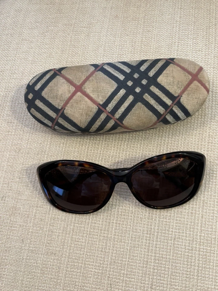 Женские солнцезащитные очки Burberry с чехлом - Изображение 3 из 4