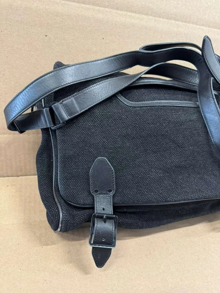 Кожаная регулируемая сумка-мессенджер Theyskens' Theory с пряжкой и клапаном черная - Изображение 3 из 4