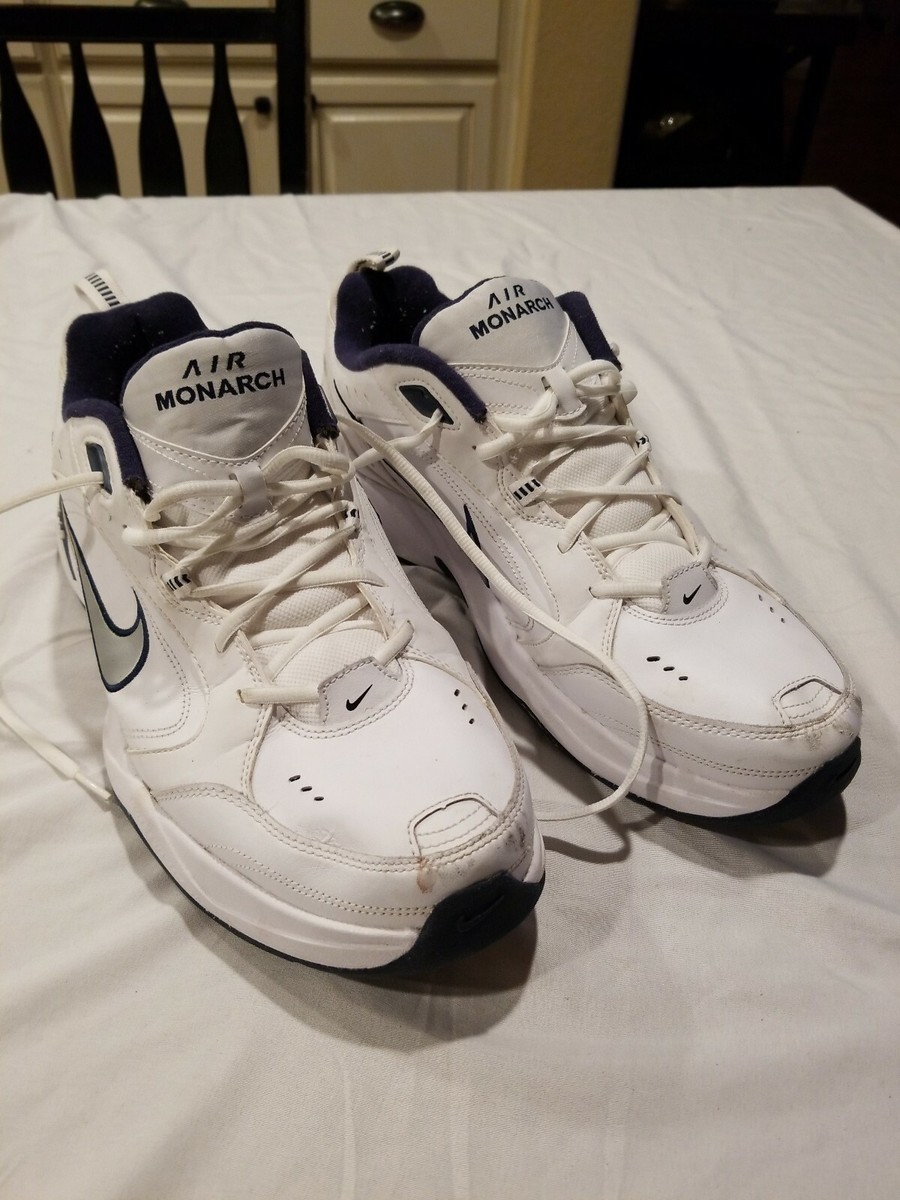 white nike shoes old