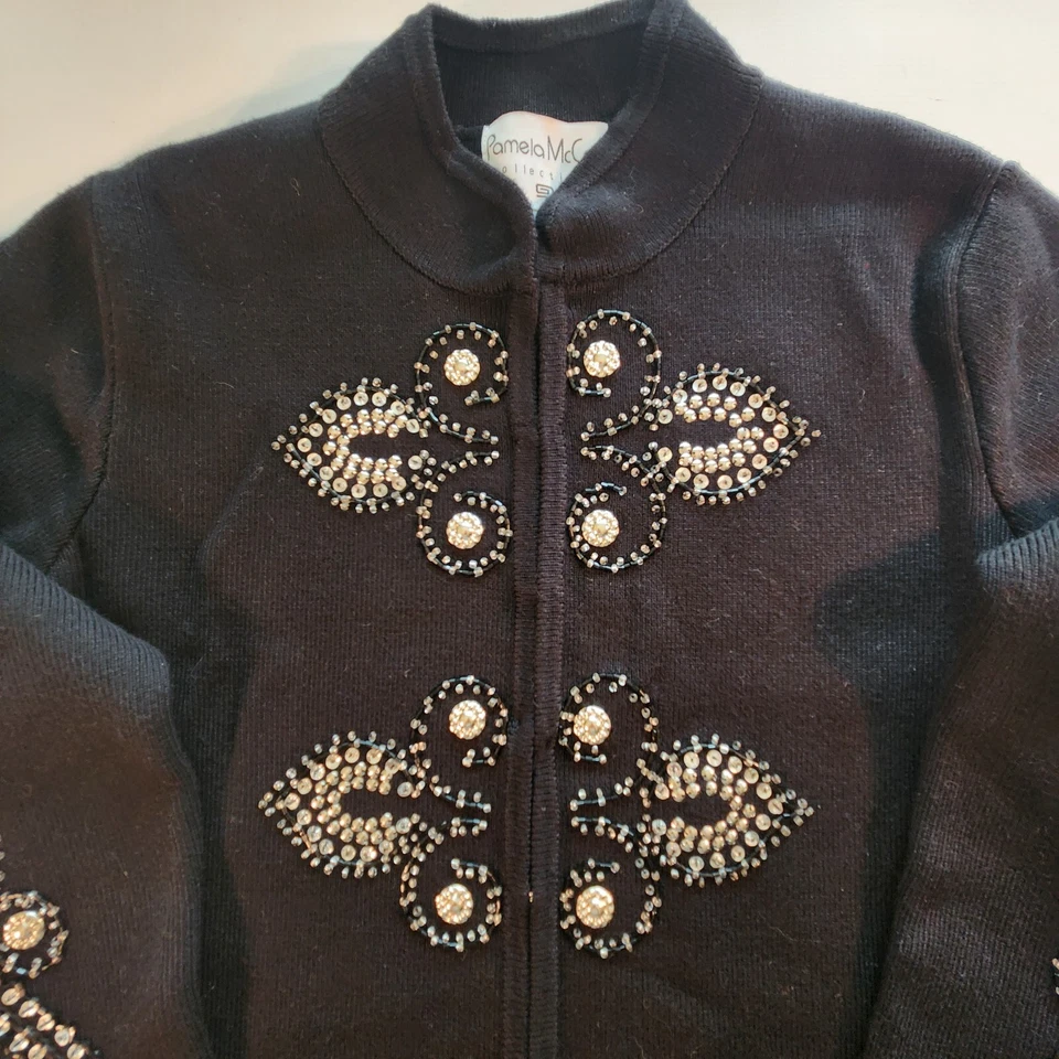 NUEVO SIN ETIQUETAS Pamela McCoy Suéter Cárdigan Chaqueta MEDIANO Negro Adornos Militar Foto 3 de 4