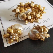 MIRIAM HASKELL SET 2 PEZZI ANNI 60: BIANCO FINTA PERLA BAROCCA OTTONE DORATO ACCENTI FLOREALI