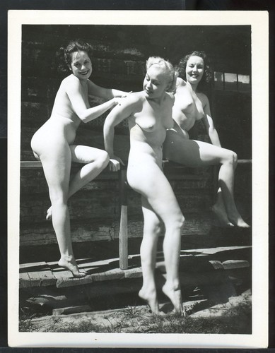 50er Jahre Original 4 x 5 Akt Foto Dreibeiniges Mädchen in einer Western Geisterstadt vv