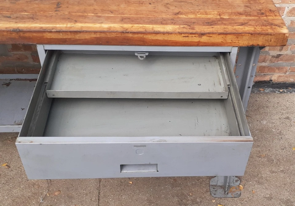 Banco de trabajo 28 x 72, tapa de madera de arce pesado, patas de metal, cajón de acero, estantes - EE. UU. Foto 4 de 4