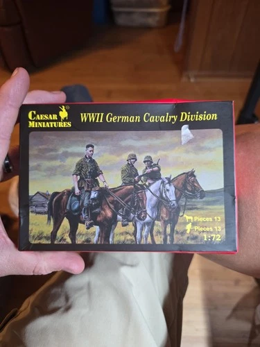 CAESAR MINIATURES H092 WWII GERMAN Cavalry Division FIGURES KIT-1:72 Open Box