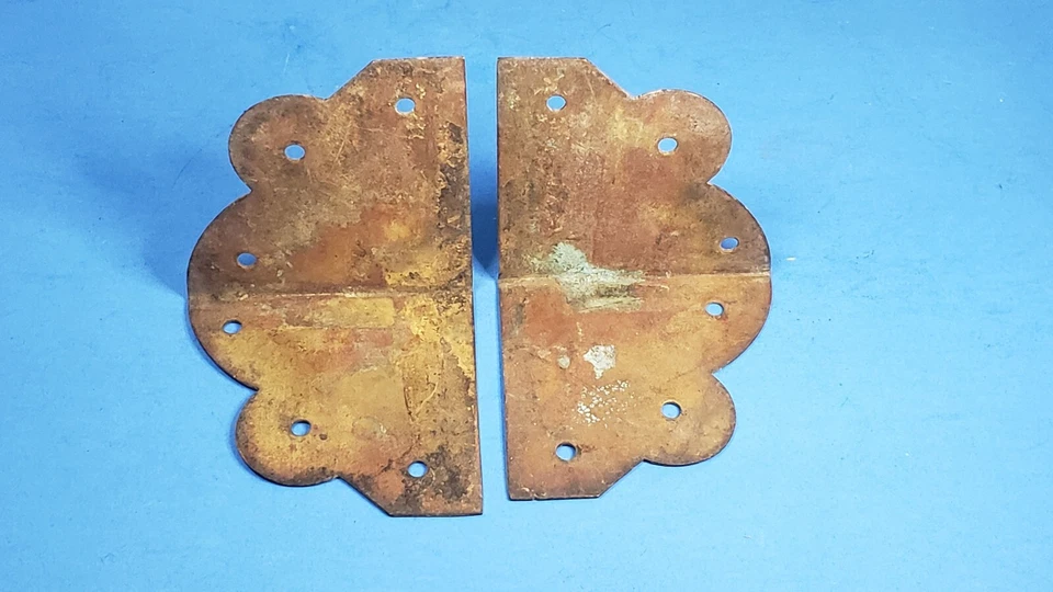 Baúl de pecho esquinas delanteras inferiores latón macizo vintage Foto 3 de 4