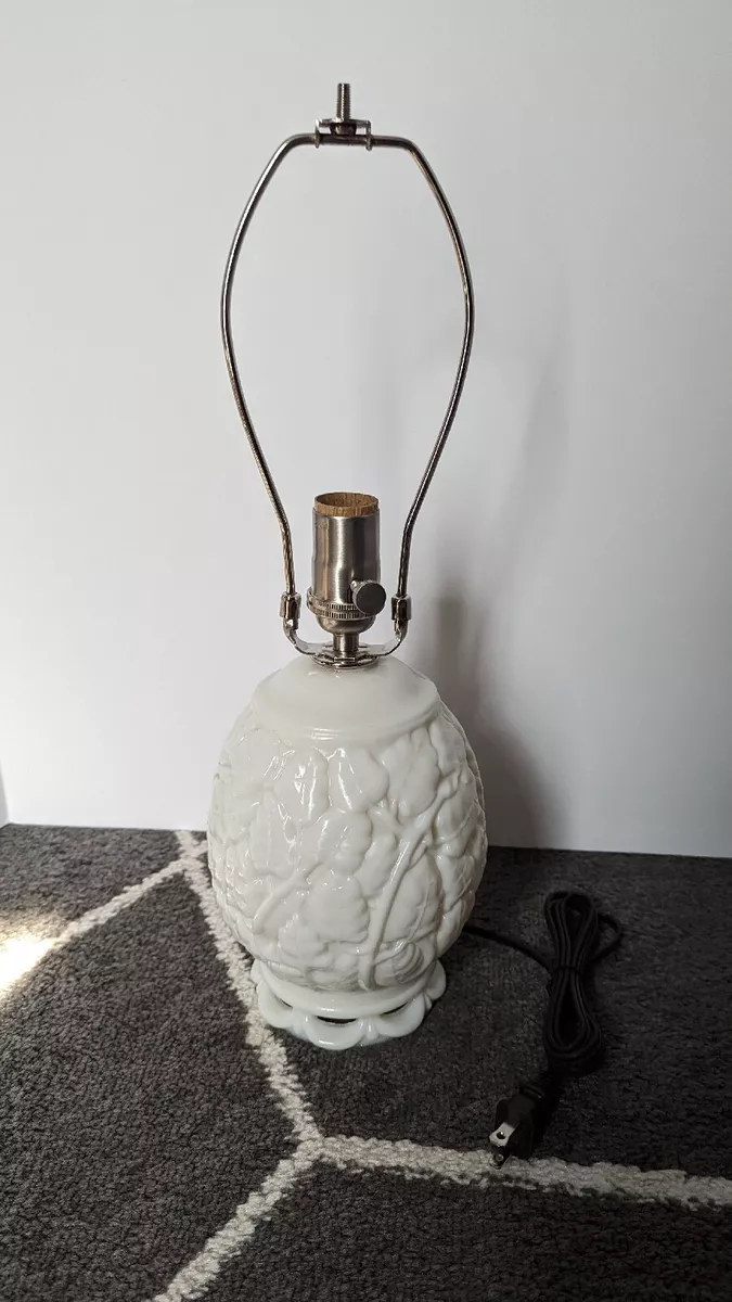 Aladdin 1939 Alacite G 186 Table Lamp with Leaf Vine Pattern And Dual Sockets