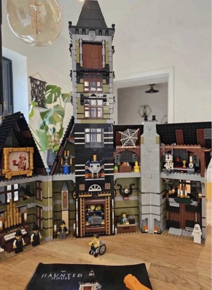 LEGO Icons 10273 Haunted House, photo 2 of 5