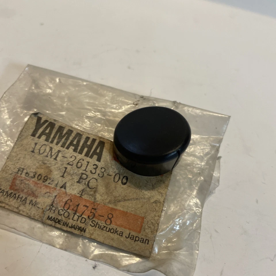 NOS YAMAHA XJ1100 1982 TAPA CABLE MANILLAR 10M-26133-00-00 Foto 2 de 3