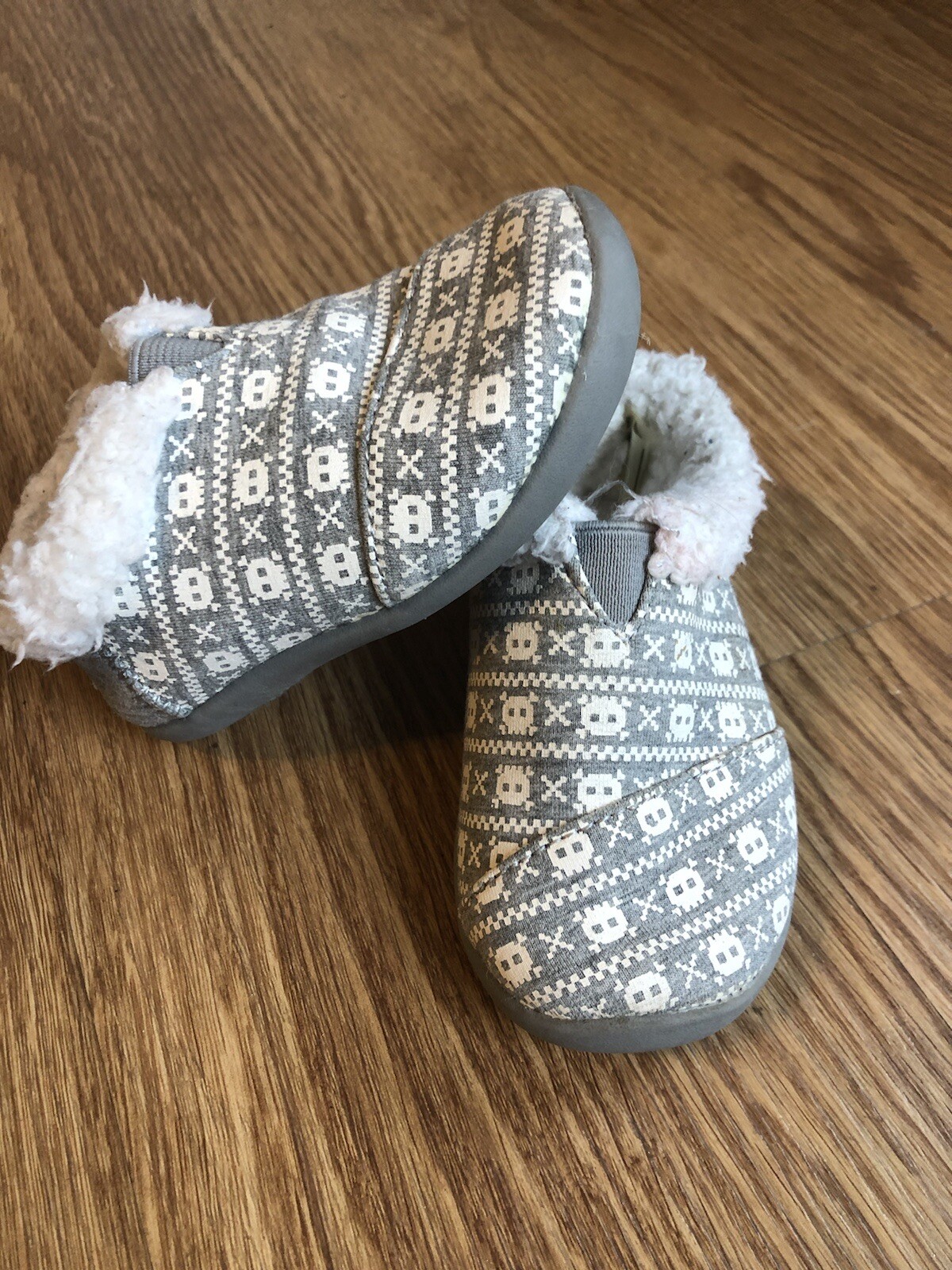 SAOLA Scarpe Toms Neonato Taglia 6 Grigio Bianco Teschi Ciabatte Suola Gomma