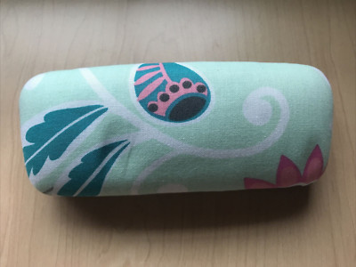 Vera Bradley Hard Eyeglass Sunglass Case Clamshell Very Nice Preowned