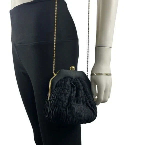 Mini bolsos clutch de satén plisados negros vintage La Regale con detalles dorados Foto 2 de 4