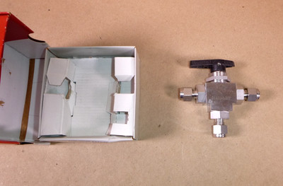 H6800SSL1/4CST HAM-LET 3 Piece 3 Way 316 SS Ball Valve 1/4'' Let-Lok Tube Fitting