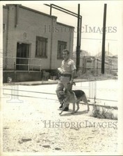 Foto de prensa 1972 sargento Thomas Sessum of Harbor Partol con perro K-9 Corps