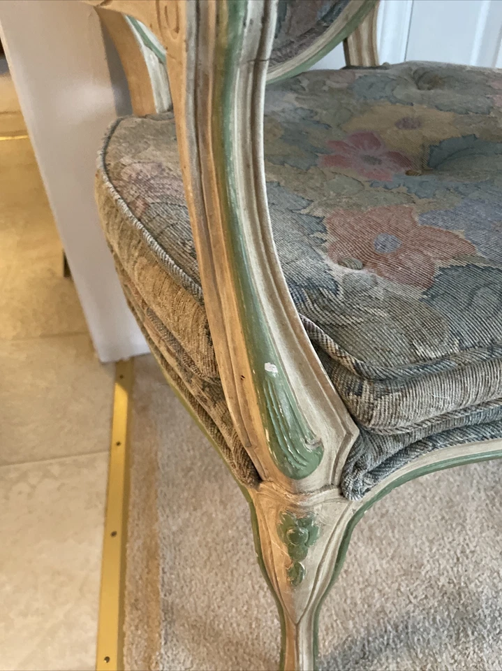 Silla estilo francés brazo abierto tapizada tapizada tapiz tela verde resaltados de colección. Foto 4 de 4