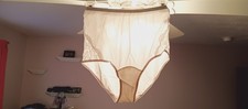 VANITY FAIR VINTAGE PANTY sz 5 OFF WHITE- MID HEIGHT OPEN LACE TRIANGLES A0-12