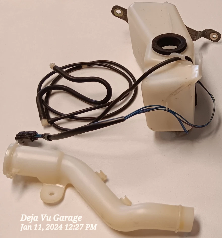 Depósito de lavadora de parabrisas delantero OEM Mazda RX7 FC 86-91 Foto 3 de 4