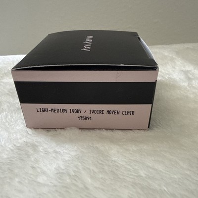 Mary Kay Silky Setting Powder-Light to Medium Ivory