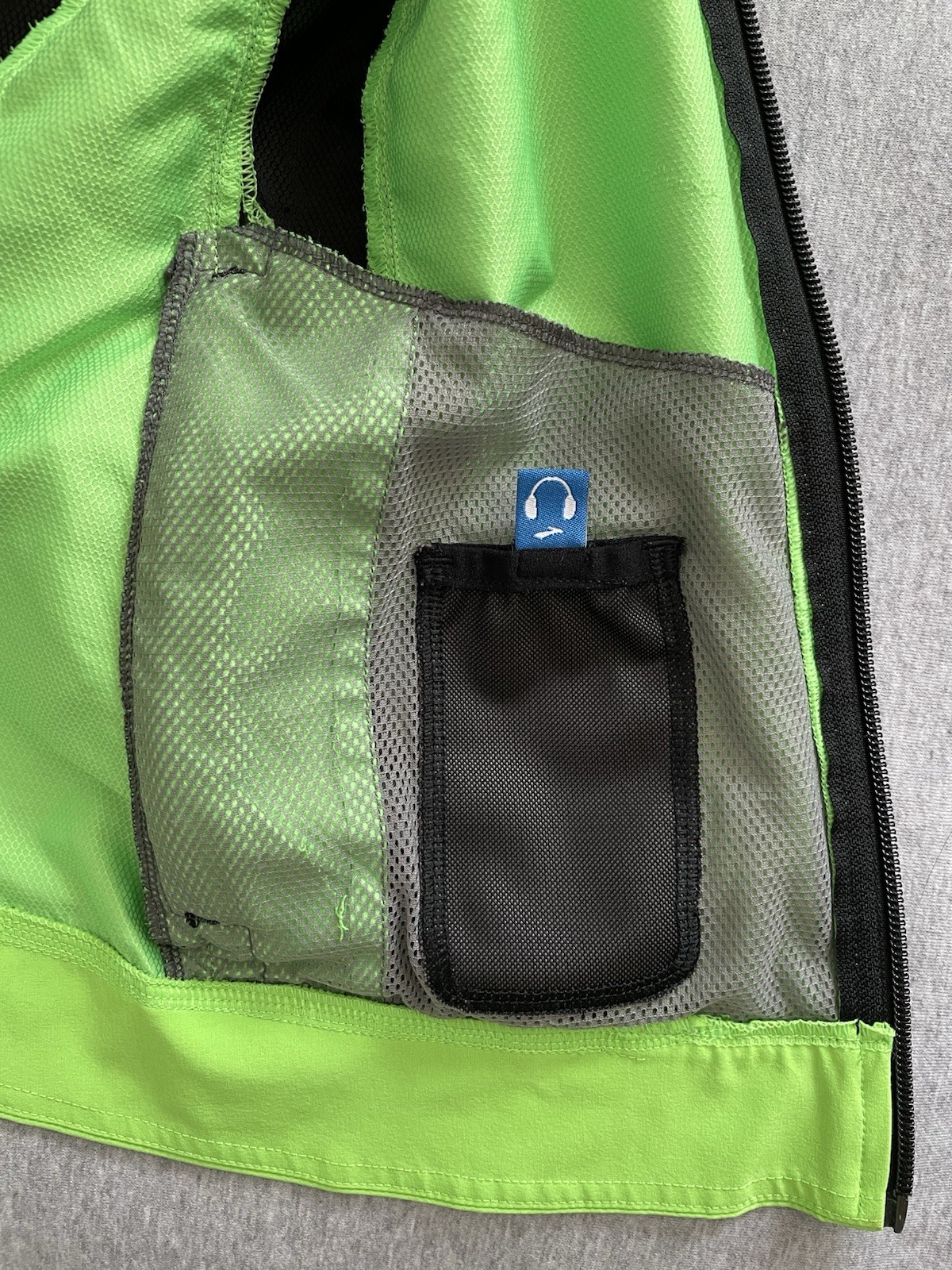 Brooks Women’s Sz M Safety Green Full Zip Lightweight Reflective Running Jacket thumbnail 6