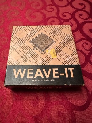 Vintage WEAVE IT 4.5 Inch Square Wooden Loom w Needle Donar Original Box As Is