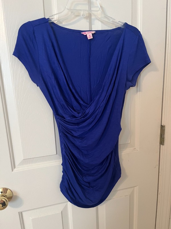 Candie's Violet Short Sleeve Top With Ruched Detailing Size M
