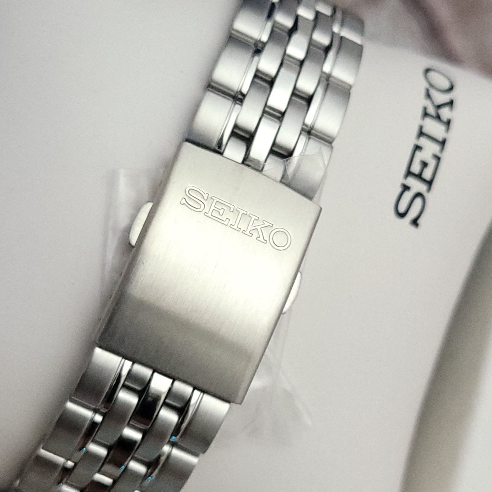 SQ7: NOS RARE MEN'S 41.5mm BOLD BLACK DIAL SEIKO HARRAHS DATE 100m WATCH A+ BOX image 9