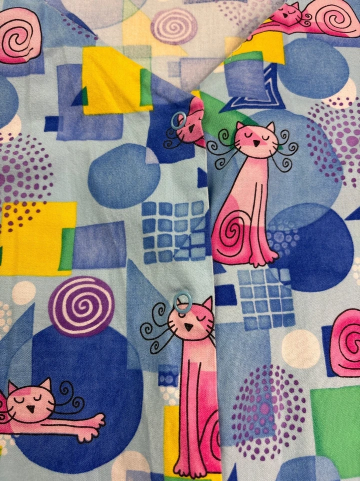 Blusa Médica Estampada de Gato Fundamentally Cotton By White Swan Caprichosa S Frente a Presión Foto 4 de 4