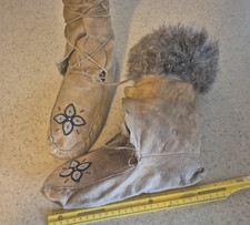 Native American Style High top Moccasins Women's Size 8 Beaded and fur top