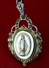 BERTHAS 1930 CATHOLIC MIRACULOUS MEDAL CENTENIAL STERLING  MOTHER PEARL NECKLACE