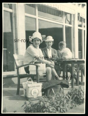 Two women 1963 with Berlin Kindl carrying case - 1960s - photo 8x10 cm