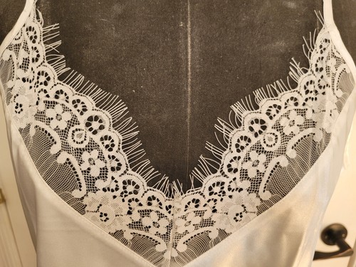 White silky dress / nightgown with lace lining on top & adjustable straps. XL. - Picture 4 of 6