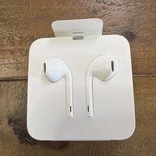 Apple EarPods Lightning Wired Earbuds Headphones White Built-In Remote New