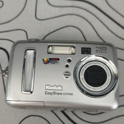 Kodak EasyShare CX7430 Digitalkamera 4.0MP Silber 3x Zoom Autofokus Blitz