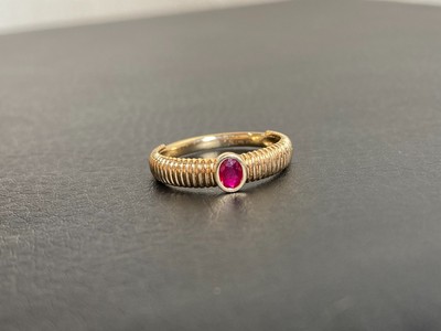 Ring 18 Karat Gelbgold natürlicher ovaler Rubin Größe 6,5