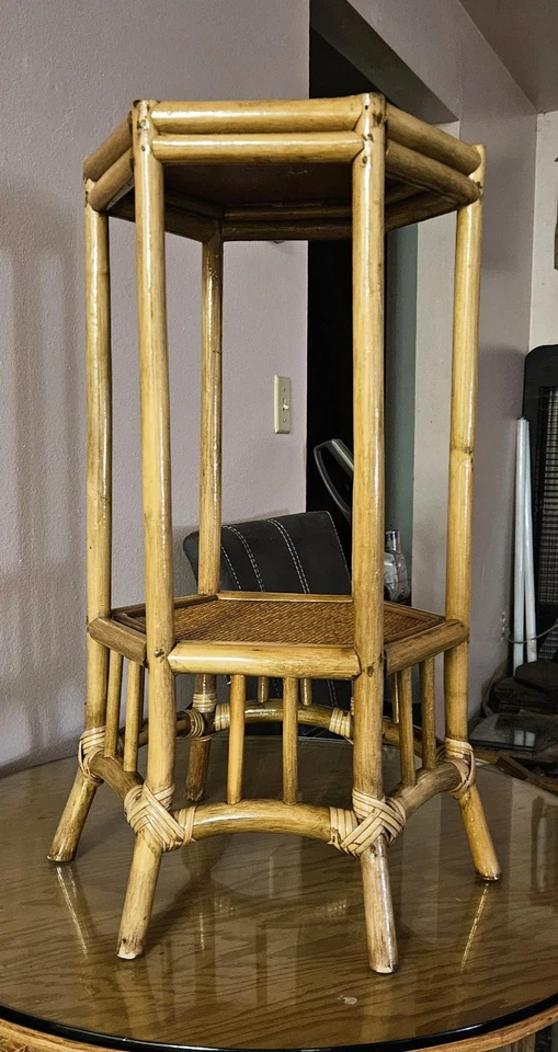 Mesa auxiliar de mimbre de bambú de mediados de siglo de colección estilo boho soporte para plantas de 27" de altura Foto 4 de 4