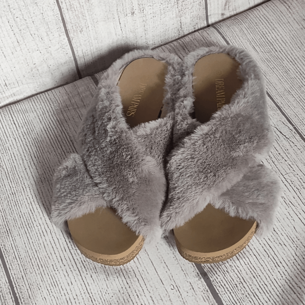 DREAM PAIRS Grey Fuzzy Slide Slippers Women Size 7 NWOT Comfy Style