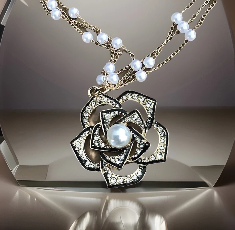3 reihige Luxus Halskette mit Kamelie Strass und Perlenimitaten French Style🎀 - Bild 3 von 4